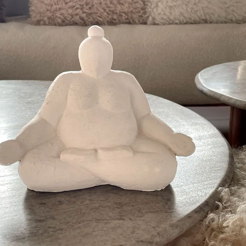 Statue Femme Méditation en Ciment écru H16cm